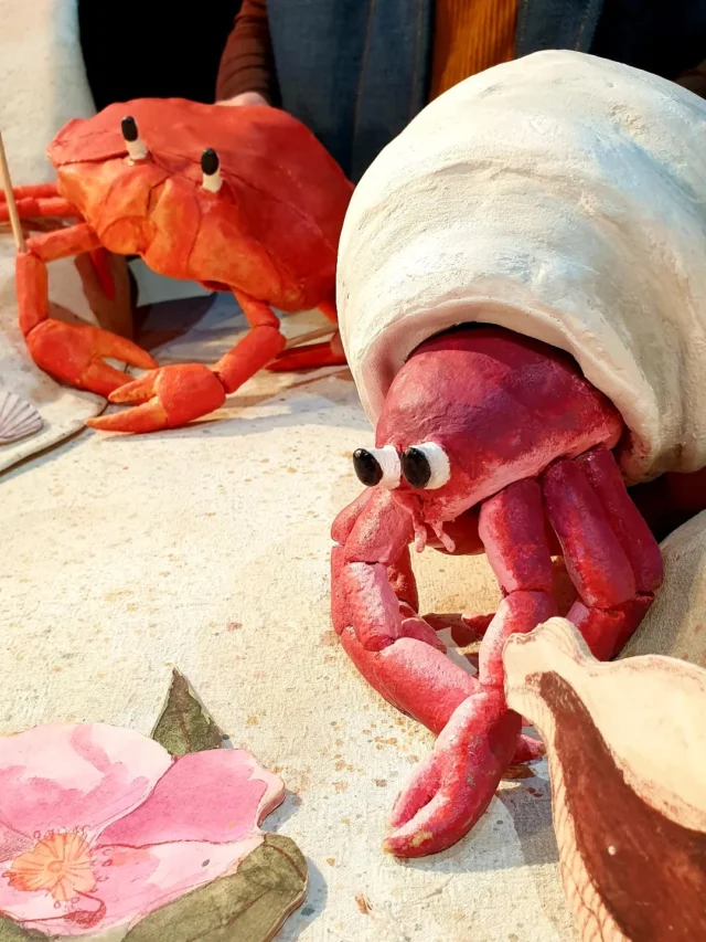 Krabberne tager et velfortjent hvil på stranden efter et par gode forestillinger 🦀 🦀

THE LION WHO ROARED ALL NIGHT er en fortælling om angst og mod, hvor børnene er med til at fortælle historien, blandt andet gennem forestillingens lyde 🎤 🦁

📆 15. - 20. april
👨‍👩‍👧‍👦 6 - 11 år
🇬🇧 Forestillingen er på engelsk 

Køb billetter på Filurens hjemmeside 🎟

Forestillingen er produceret af @frankandwilddk 
@millszoe @zoemillscreative