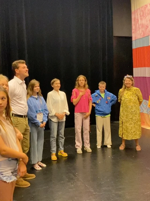 I dag havde vi fornøjelsen af at have besøg af borgmester @winnerskjold på Teaterhuset Filuren🎭

De vanvittigt seje børneperformere i “Håbets Koloni” inviterede borgmesteren indenfor som den allerførste beboer i kolonien, som de selv har været med til at skabe med udgangspunkt i deres tanker om håb i en til tider håbløs verden 🙌

Besøget bød også på en rundtur rundt på hele Filuren og ikke mindst en snak med nogle af de mange børn, der i den her uge går til teater på Filuren som en del af kommunens “Aktiv Sommertilbud” 🌞

Et stort tak for besøget Anders - vi håber at se dig i teatret igen! 🎭