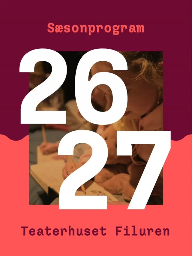 🎟 Billetter til mange af forestillingerne kan allerede nu købes på Musikhusets hjemmeside -
resten kommer i salg i løbet af sommeren 🎟

I denne sæson inviterer vi jer ind i forestillinger og projekter, der bevæger sig tæt på det levede liv i danseforestillingen "141 år - tre generationer". Fortællinger, der tør stille spørgsmål, udfordre vores forestillinger om hinanden, og åbne nye perspektiver på fællesskab, identitet, omsorg og mod, f.eks. i ungdomsforestillingen "IND I MØRKET".
Noget helt særligt i denne sæson er også formatet futuRUMfiluren, hvor vi præsenterer forskellige scenekunstprojekter, der alle er skabt af tidligere elever på Filurens talenterne SGK. 
Og så åbner vi ikke mindst sæsonen i håbet og medskabelsens tegn, når 18 børneperformere flytter ind i "Håbets Koloni".
Oplev det - og meget andet - når vi åbner op for sæson 26/27!

Hvilke forestillinger skal du opleve i 26/27? 🎭