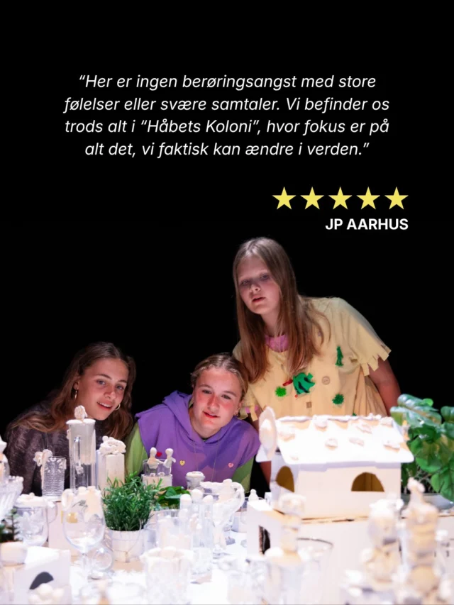 5 stjerner til HÅBETS KOLONI 🤩

Vi er ekstra glade, når publikum forlader salen med en god oplevelse og noget at tænke over - og vi glæder os til at dele kolonien med endnu flere af jer i de kommende uger.
Du kan stadig nå at få en billet til forestillingen, men skynd dig, der er ikke mange tilbage! Se spilletider og book din billet på filuren.dk🎫

📅 22. august - 13. september 2026
👩‍👦 for 10-13 år

📸: Mikkel Vognæs