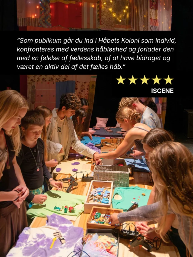 "Et fællesskab, man ikke har lyst til at forlade" ⭐⭐⭐⭐⭐

Endnu en håndfuld flotte stjerner til HÅBETS KOLONI fra @iscene.dk . Vi er glade for den følelse af fællesskab, som vækkes i publikum, når de bliver en del af fortællingen.

Du kan lige nå at få en billet til de sidste forestillinger (der er kun få tilbage).

Se spilletider og book din billet på filuren.dk
📅 22. august - 13. september 2026
👩‍👦 for 10-13 år

📸: Mikkel Vognæs

#håbetskoloni