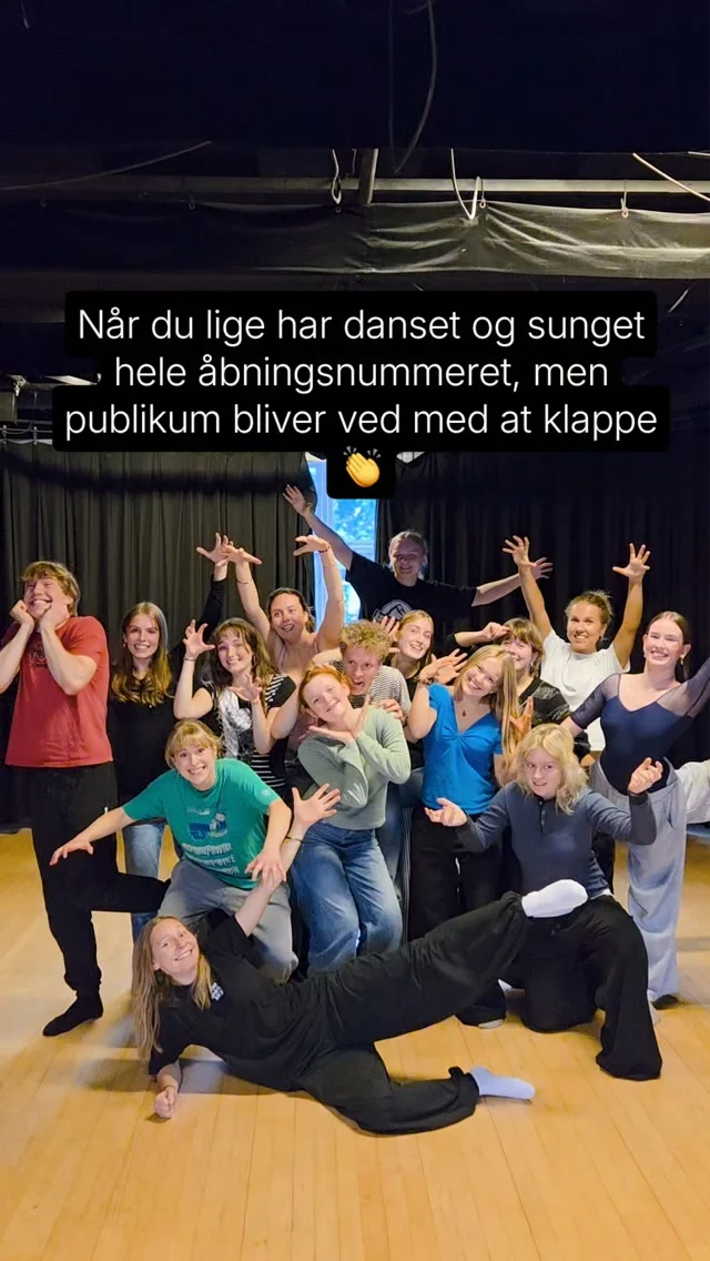 Vores SGK elever arbejder benhårdt på at blive klar til forestillingen i næste uge 👏

NATTENS TIVOLI spiller hver dag i efterårsferien i Tivoli Friheden. Mød SGK1 og SGK2, når de forvandles til monstre af natten 🎃

Mangler du inspiration til din efterårsferie? Vi har masser af spændende forestillinger i salen.
Se dem alle på filuren.dk 🎭