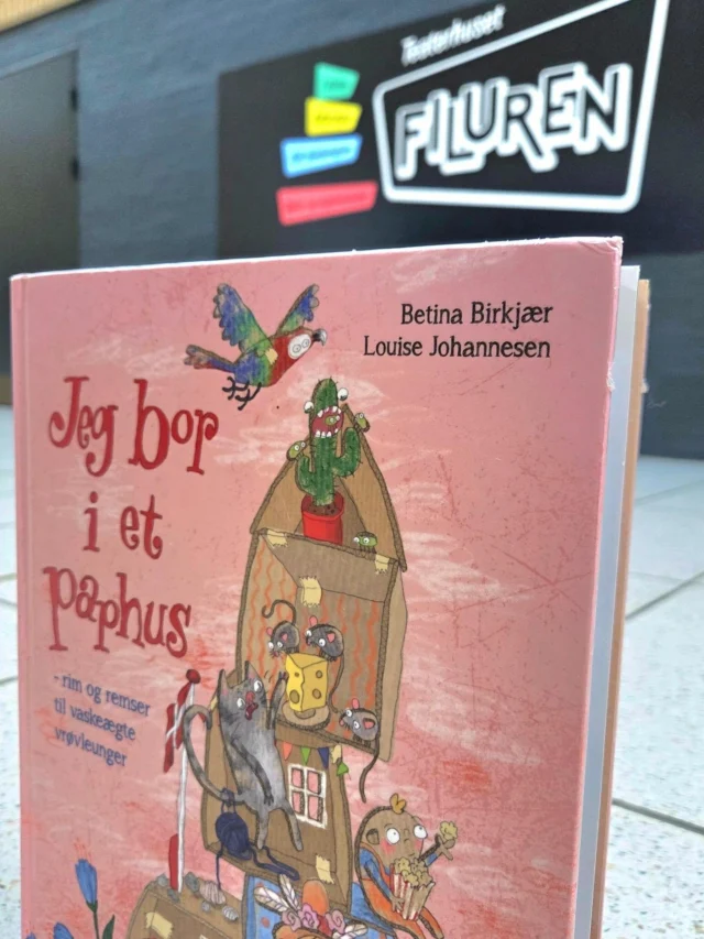 Vidste du, at "Jeg bor i et paphus" er baseret på en bog? 

Forfatteren Betina Birkjær tager historien fra papiret og på scenen - og vi glæder os så meget til at opleve det farverige univers til november 🤩

Har du læst bogen? Ellers kan du nå det inden forestillingen! 
"Jeg bor i et paphus" kan findes i de fleste boghandler og på biblioteket 📚

🦜 Se spilletider og køb billetter på filuren.dk